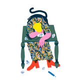 Senhora + mesa + gato