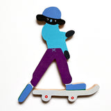 Skater com capacete azul